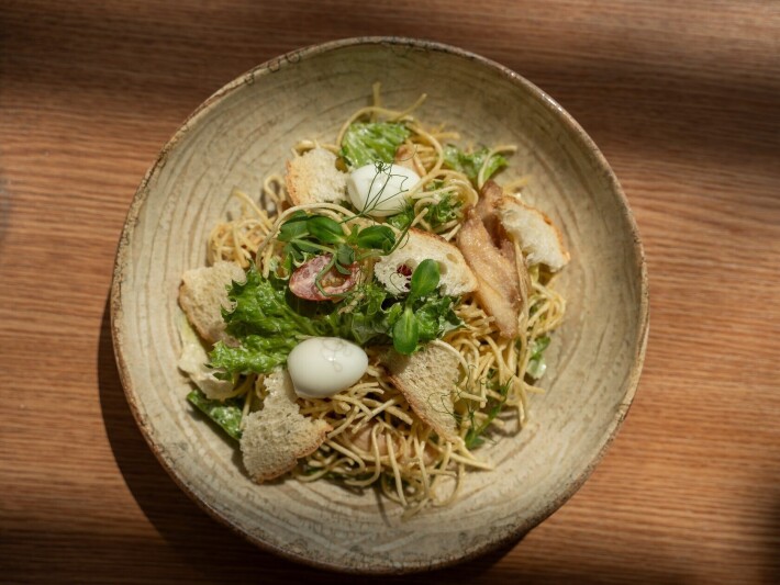 Салат с цыплёнком и хрустящей яичной лапшой