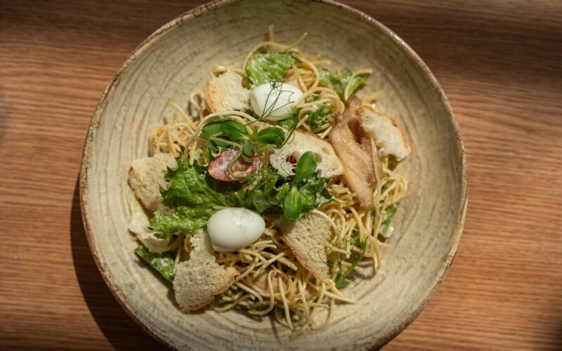 Салат с цыплёнком и хрустящей яичной лапшой