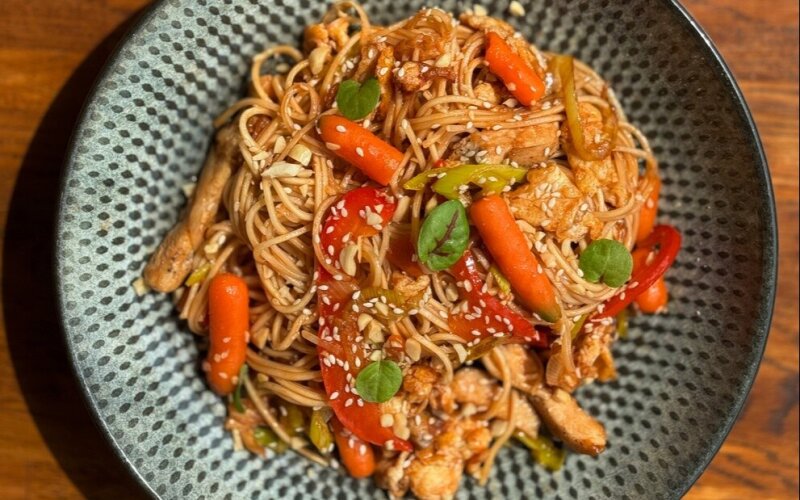 Яичная лапша с цыплёнком