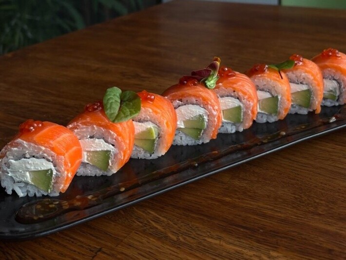 Ролл «Филадельфия» с авокадо и икрой