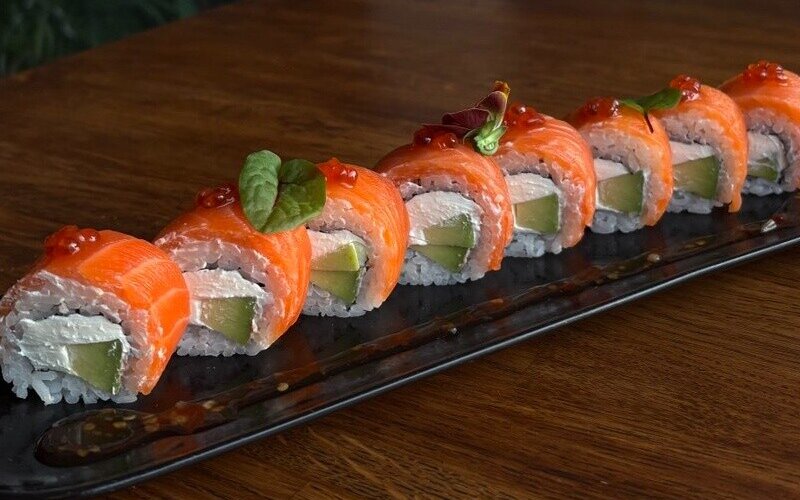 Ролл «Филадельфия» с авокадо и икрой