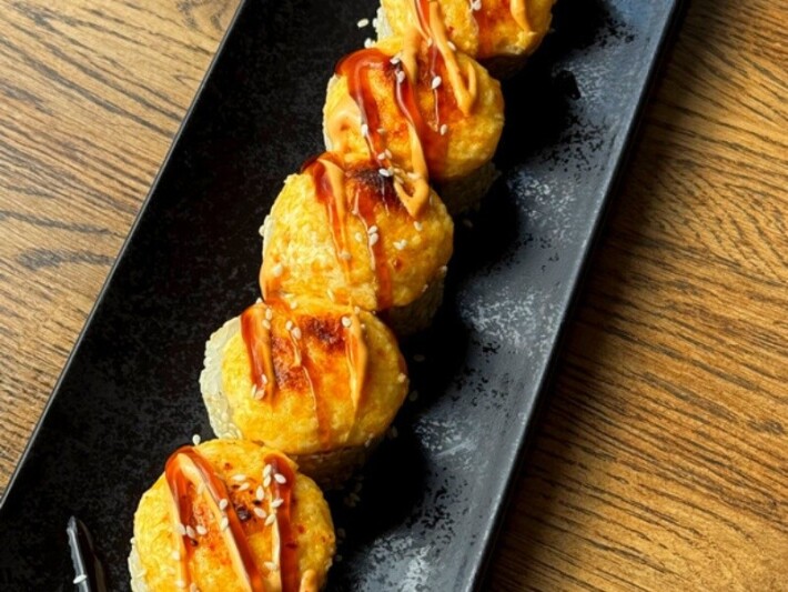 Запечённый ролл с лососем и авокадо