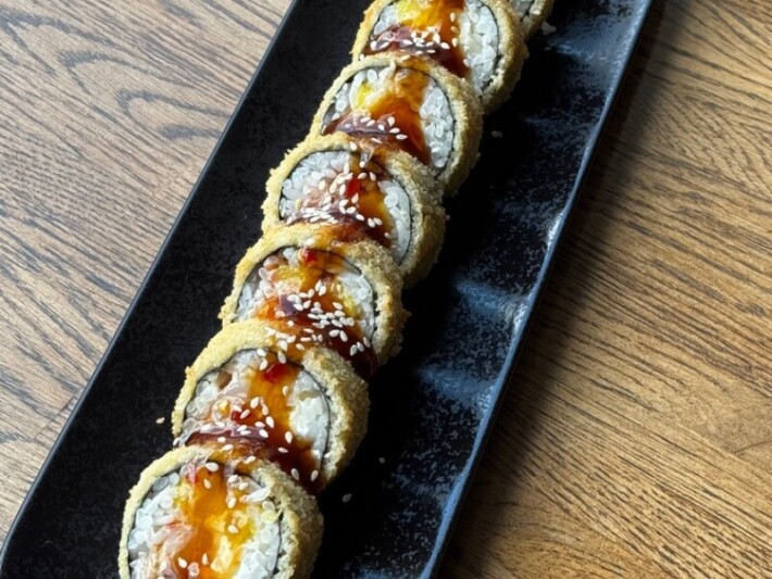 Ролл темпура с креветкой и манго