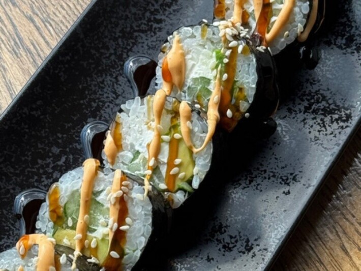 Ролл «Норимаки» с огурцом и авокадо