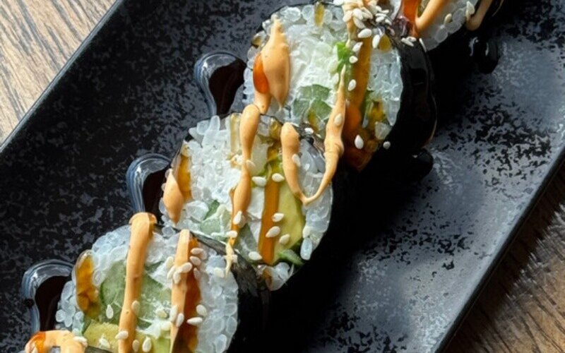 Ролл «Норимаки» с огурцом и авокадо