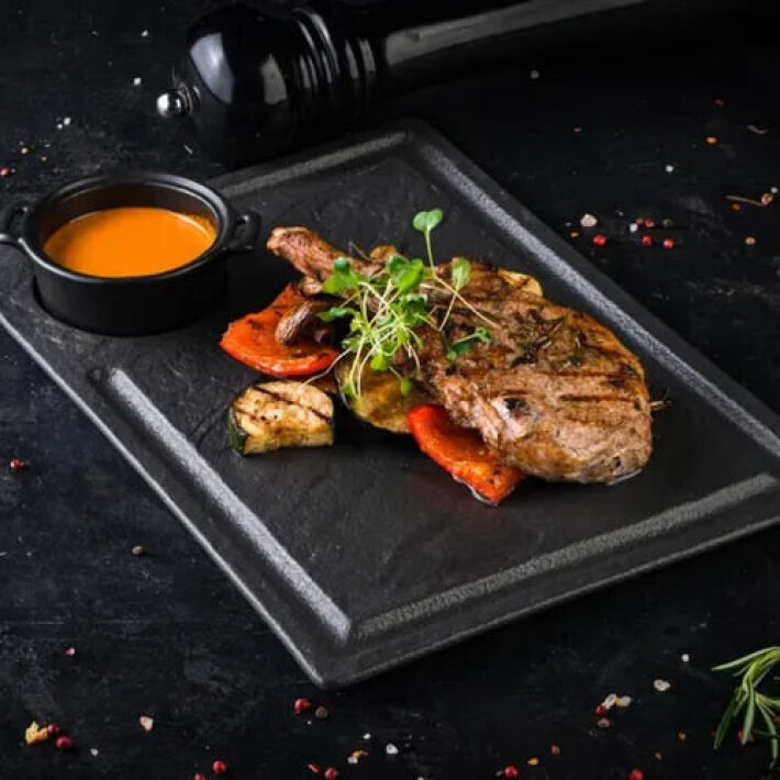 Свинина отбивная с пряными овощами и соусом «Мохо Рохо»