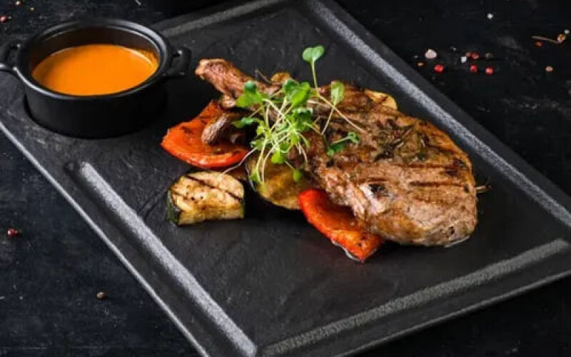 Свинина отбивная с пряными овощами и соусом «Мохо Рохо»