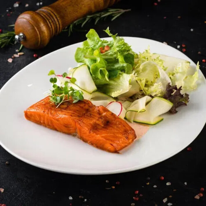 Лосось со свежим салатом и пряным кунжутным соусом