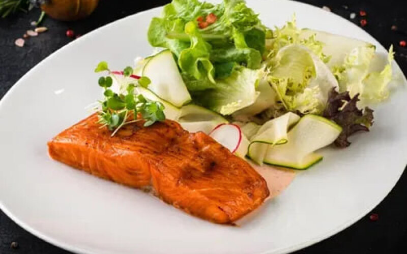 Лосось со свежим салатом и пряным кунжутным соусом