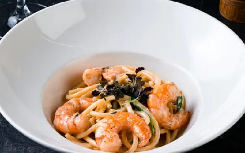Паста с креветками и шпинатом в устричном соусе