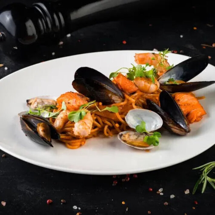 Паста с морепродуктами в томатном соусе