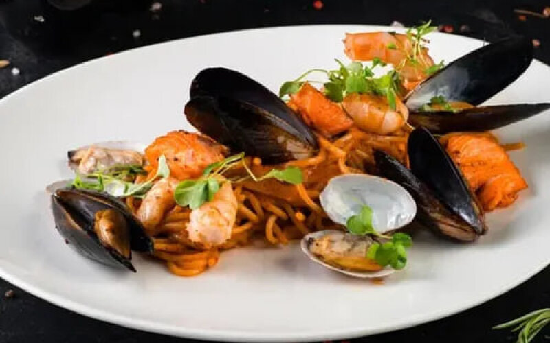 Паста с морепродуктами в томатном соусе