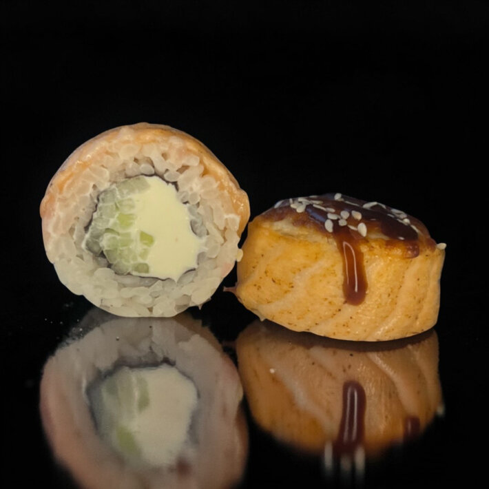 Запечённый ролл «Филадельфия с сырным соусом»