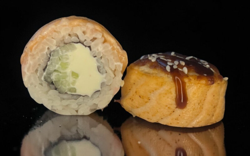 Запечённый ролл «Филадельфия с сырным соусом»