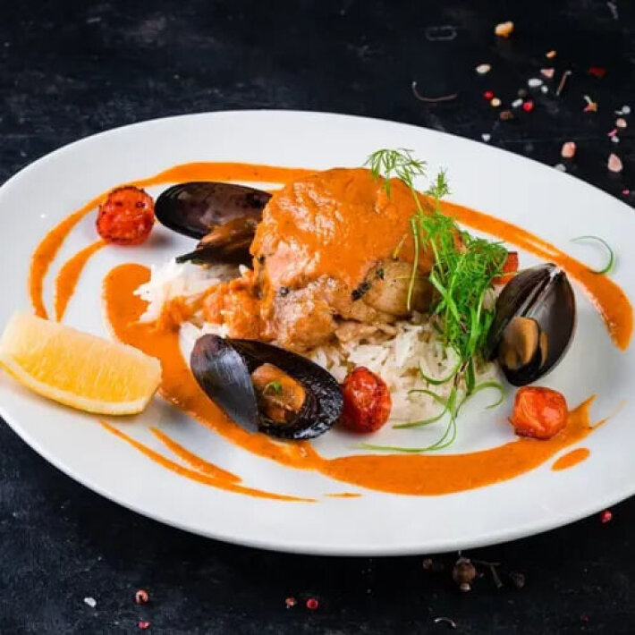 Треска со сливочным рисом и соусом «Карри»