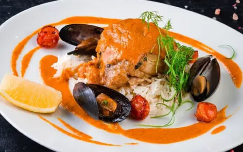 Треска со сливочным рисом и соусом «Карри»