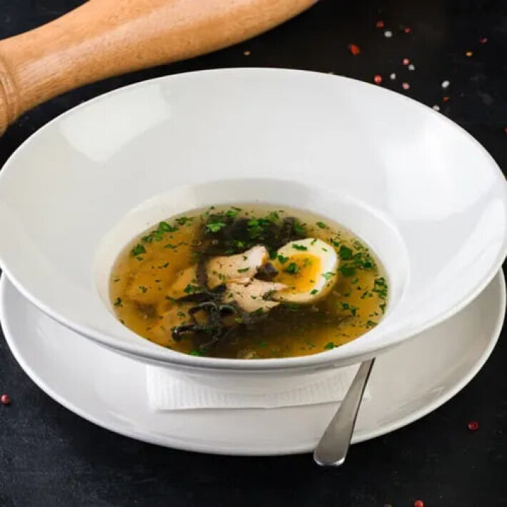 Куриный бульон с домашней чёрной лапшой