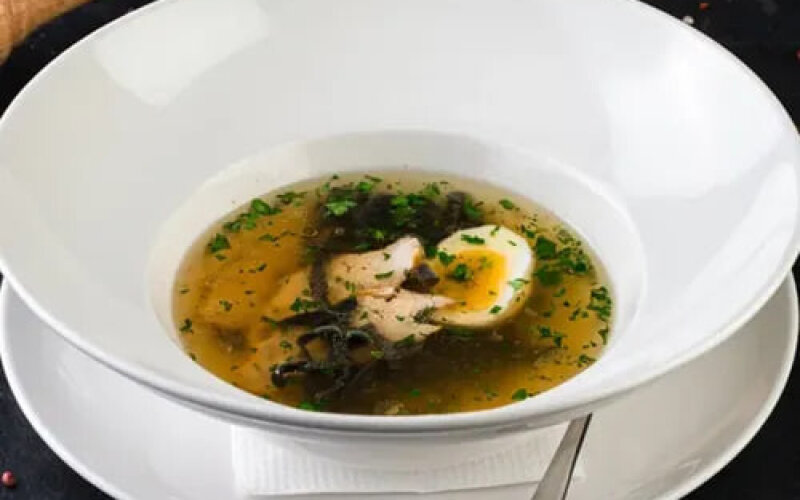 Куриный бульон с домашней чёрной лапшой