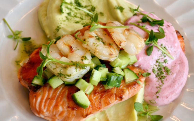 Форель с креветками