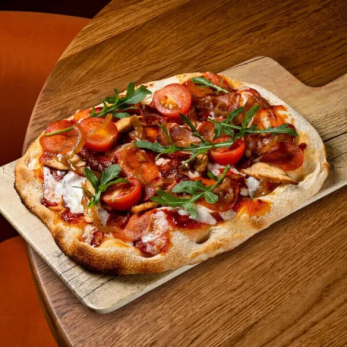 Римская пицца «Мясная» с луком «Бальзамик»