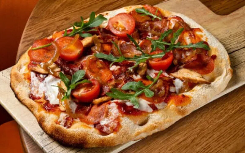 Римская пицца «Мясная» с луком «Бальзамик»