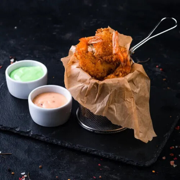 Хрустящие креветки с двумя видами соусов