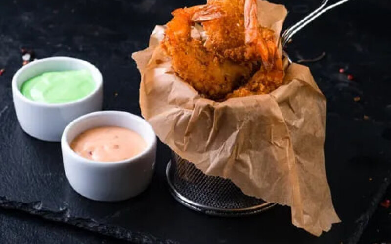 Хрустящие креветки с двумя видами соусов