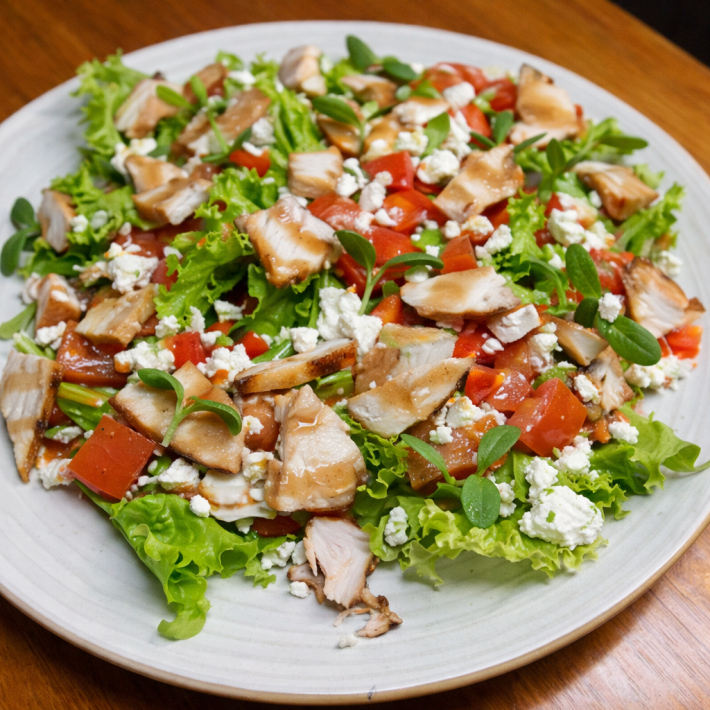 Салат с курицей в медово-бальзамическом соусе