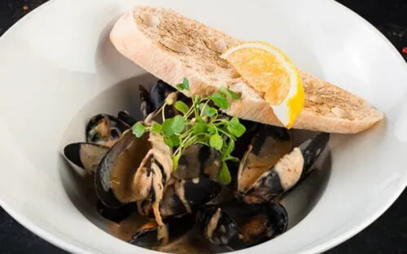 Мидии в сырном соусе с хрустящей чиабаттой