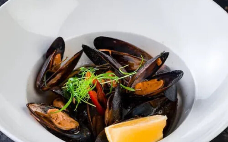 Маринованные мидии с зелёным маслом