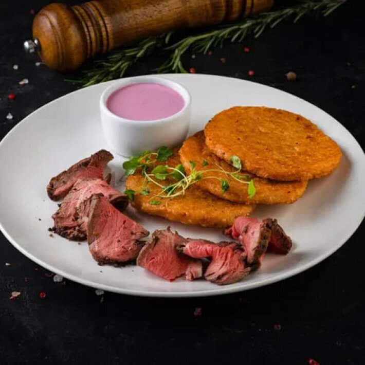 Драники с ростбифом и копчёной сметаной