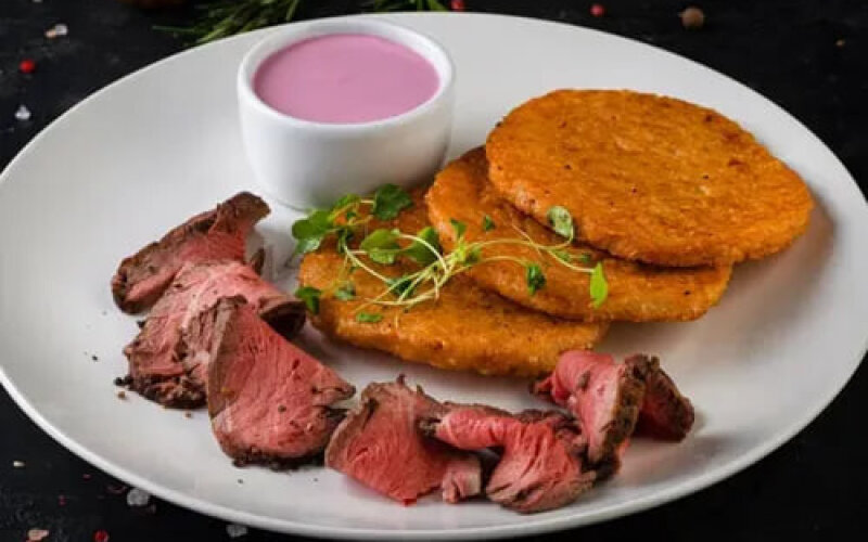 Драники с ростбифом и копчёной сметаной