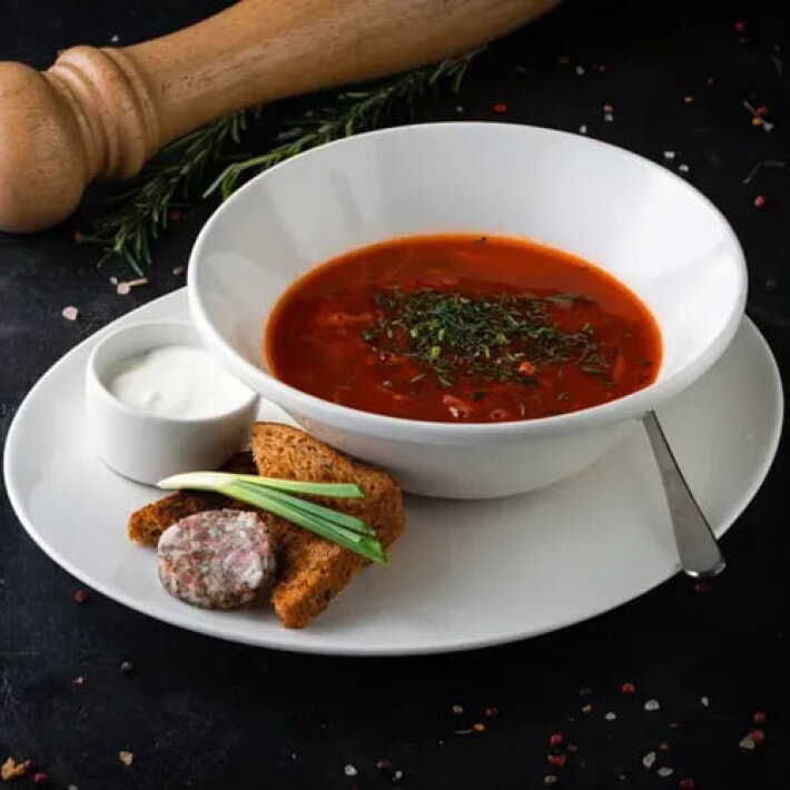 Борщ с говяжьей щекой и домашним хлебом