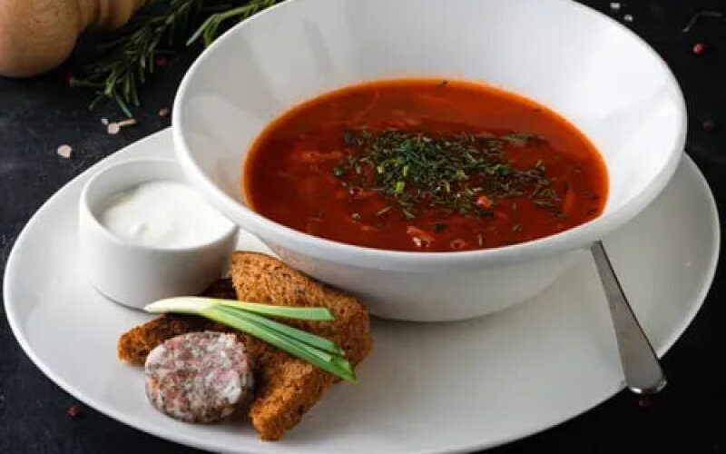 Борщ с говяжьей щекой и домашним хлебом