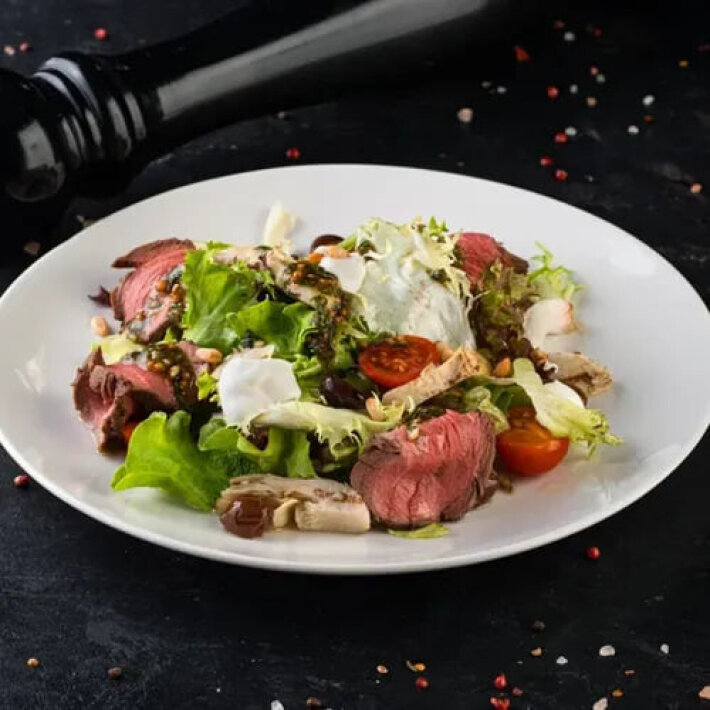 Салат с ростбифом и соусом «Нисуаз»