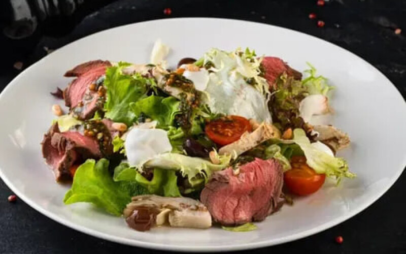 Салат с ростбифом и соусом «Нисуаз»
