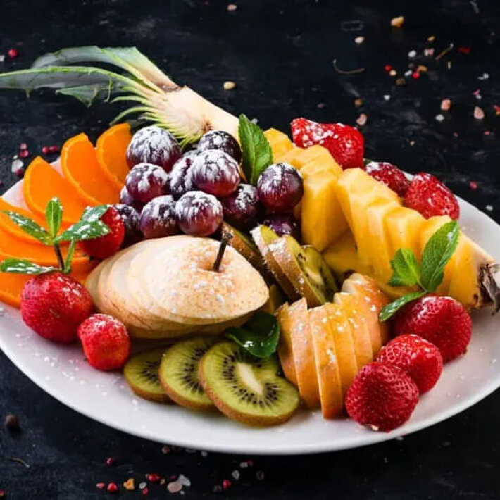 Плато сезонных фруктов и ягод