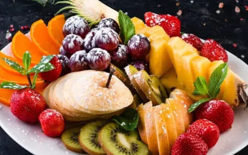 Плато сезонных фруктов и ягод