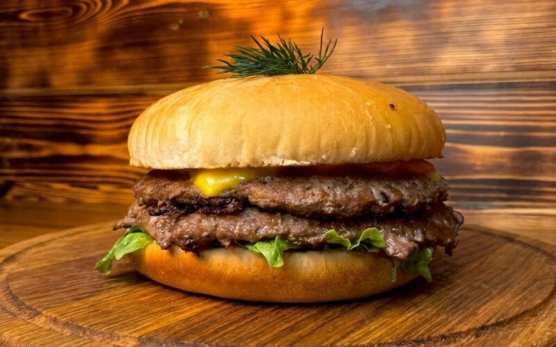 Двойной чизбургер «С говядиной»