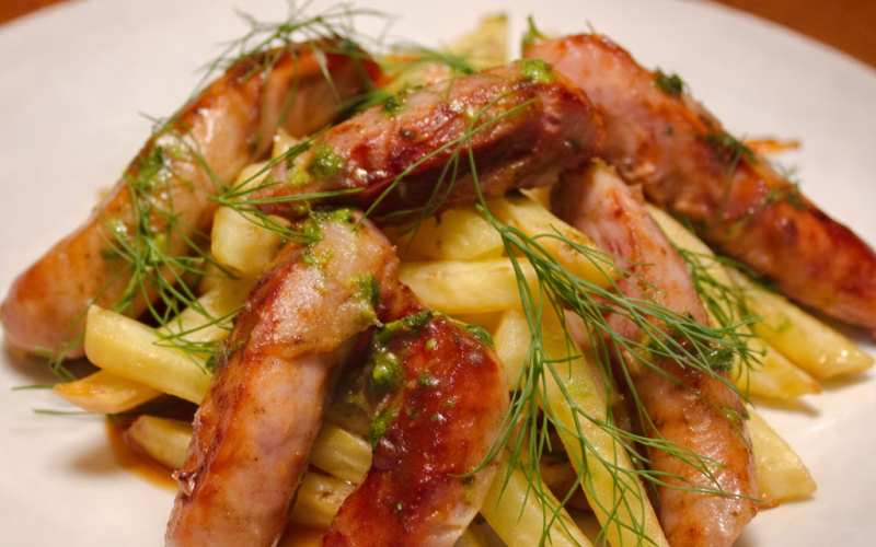 Колбаски с картофелем фри