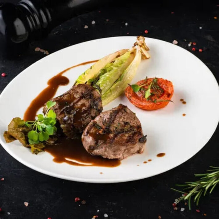 Медальоны из говядины с жареным раменом и винным соусом