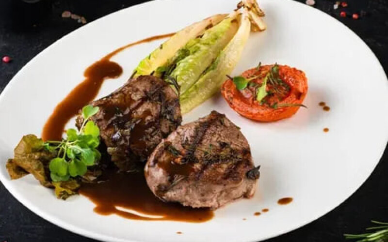 Медальоны из говядины с жареным раменом и винным соусом