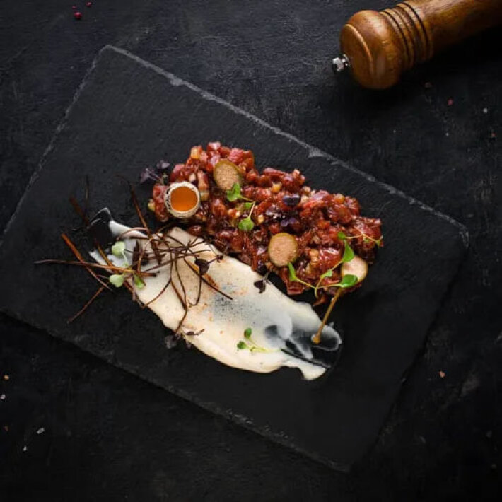 Тартар из говядины с опалённым айоли