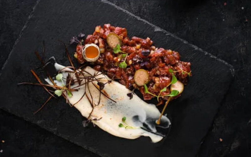 Тартар из говядины с опалённым айоли