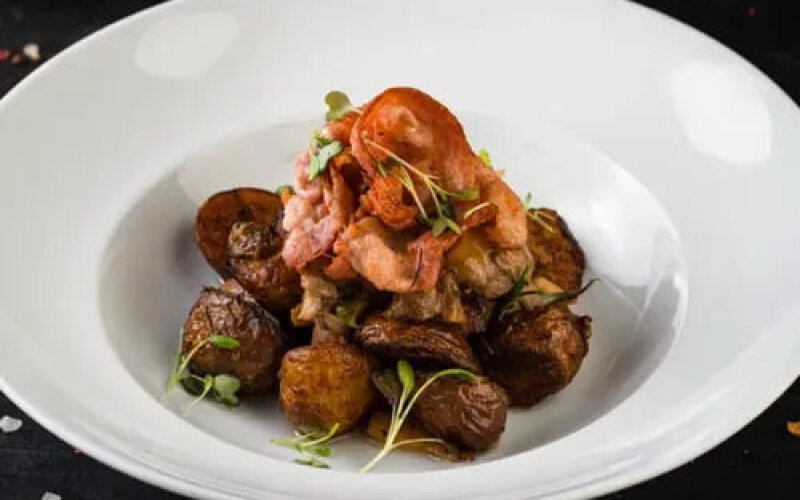 Картофель с беконом и белыми грибами