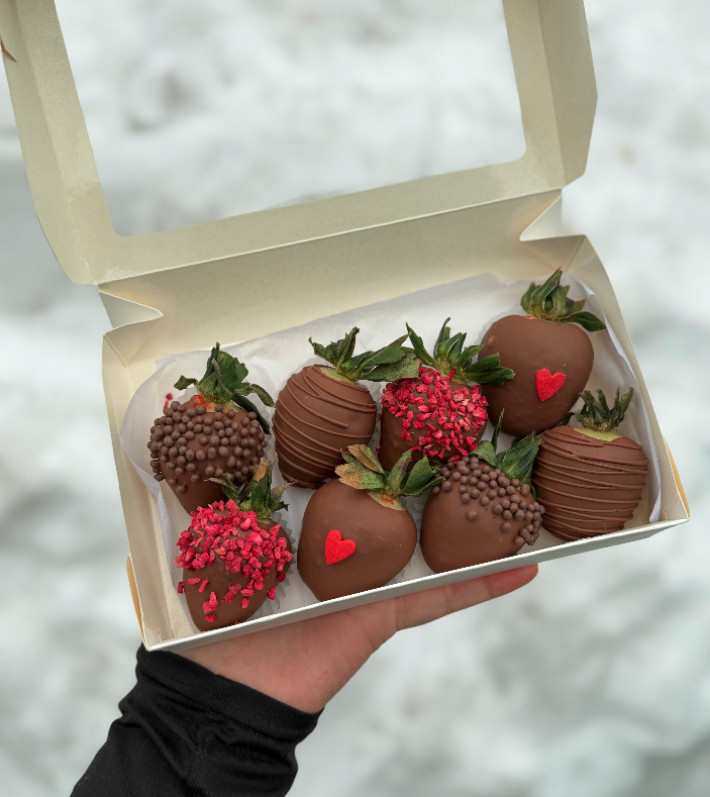 Бокс из 8 ягод клубники «Любовь»