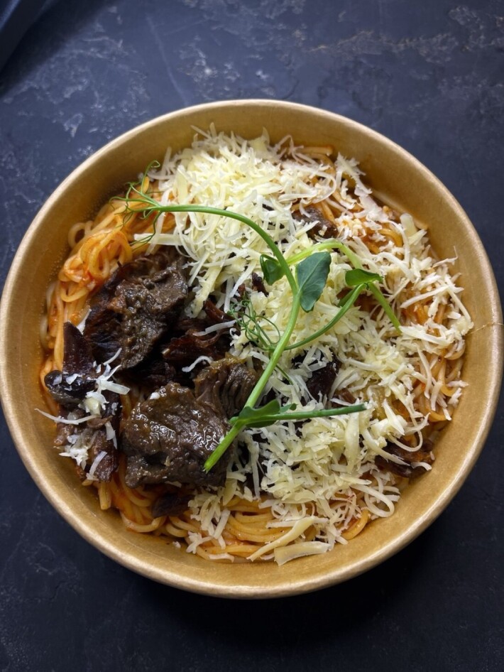 Спагетти с рваной говядиной и томатами черри