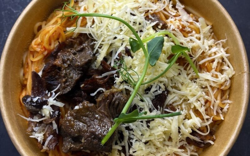 Спагетти с рваной говядиной и томатами черри