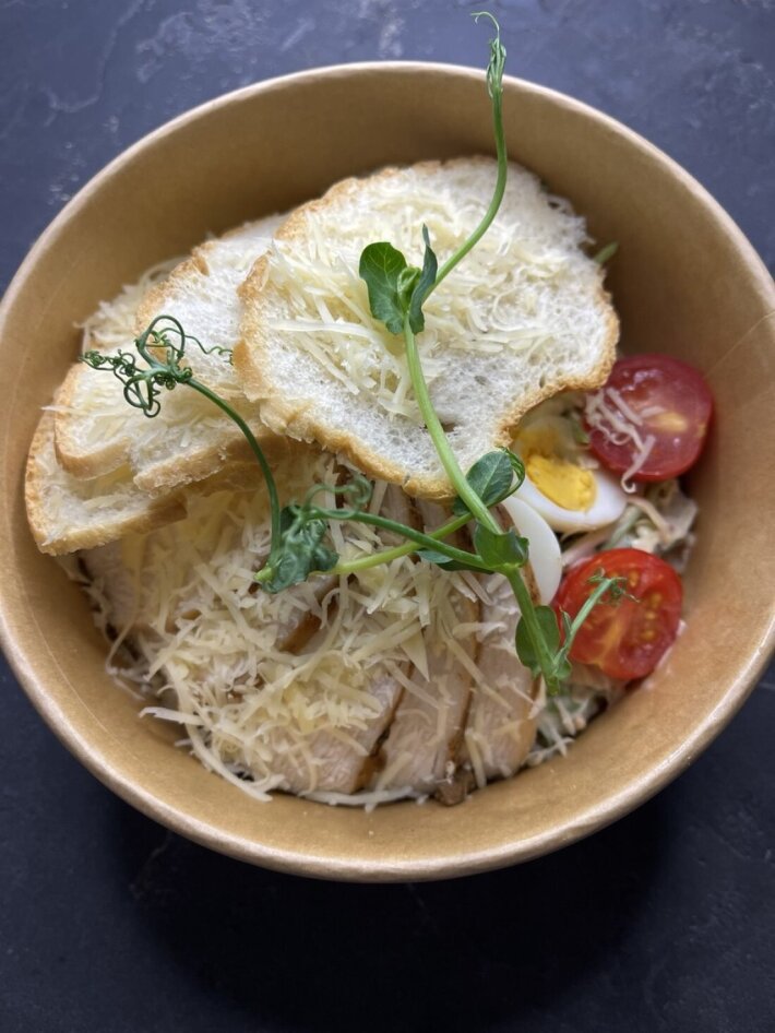 Салат «Цезарь с печеным цыпленком и перепелиным яйцом»