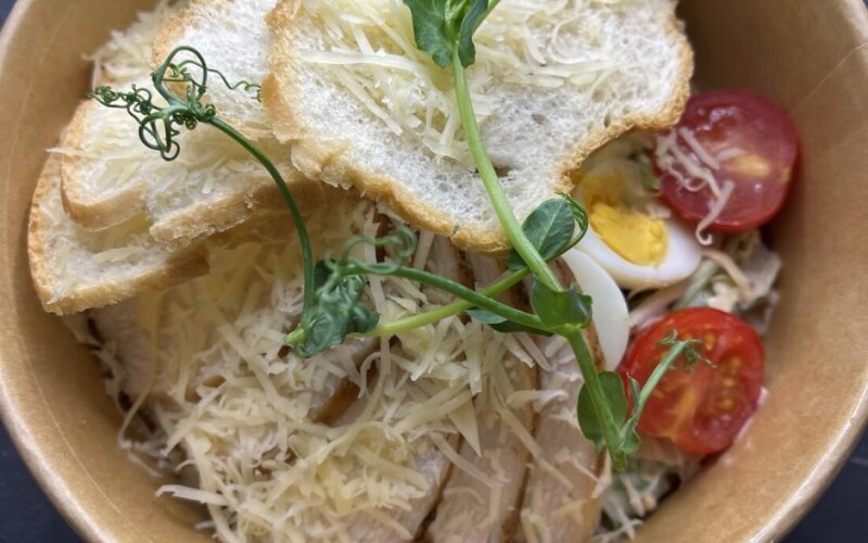 Салат «Цезарь с печеным цыпленком и перепелиным яйцом»